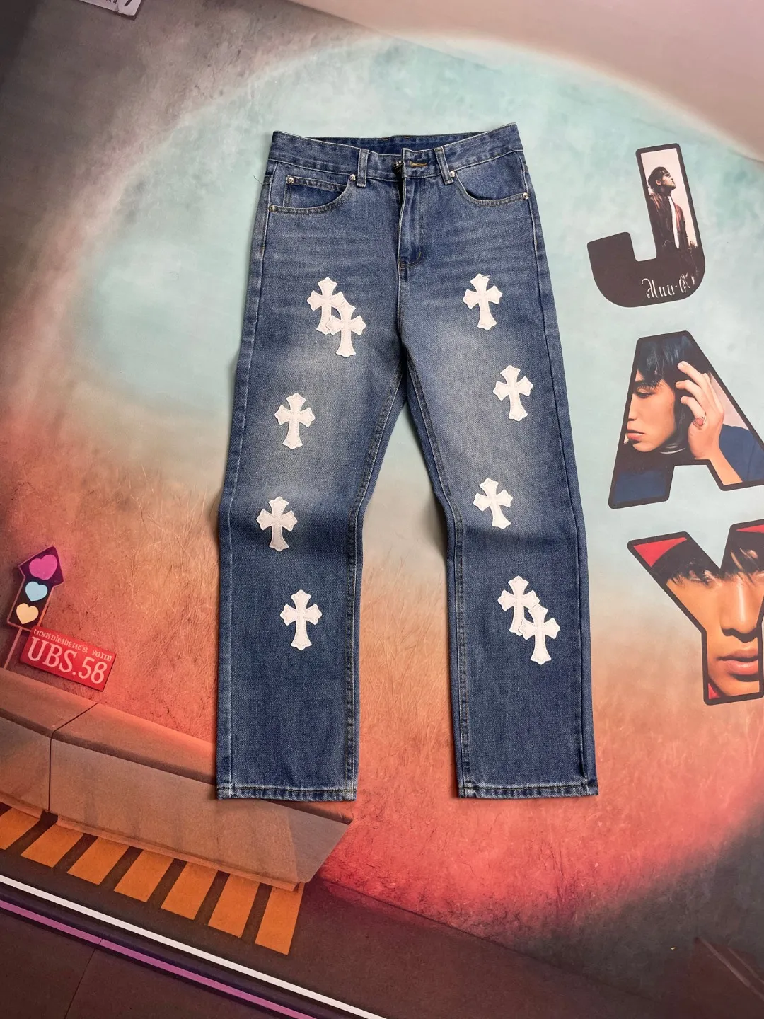 🅿️236 🔘Style No.-KL123 🔘Cro Heart𝐂𝐡𝐫𝐨𝐦𝐞 𝐇𝐞𝐚𝐫𝐭 Blue and white leather cross patch leather retro straight jeans* In the vast world of fashion, Croxin jeans are like a shining pearl. Whether they are in a glamorous fashion show or a plain and warm daily street, they can perfectly fit and occupy an indispensable place. It breaks the boundaries of body shape and style. It has no distinction, no category, and no restrictions. As long as you like it, you can wear it with confidence and control it easily. These jeans are the epitome of exceptional craftsmanship. The top heavy-duty washing process is used to give the fabric a unique texture. The calfskin is precisely laser-cut and turned into a delicate cross, showing luxurious style in every detail. Paired with aged silver hardware, the retro charm collides with modern fashion. The straight silhouette is the finishing touch, making the upper body instantly slimmer and cleverly modifying the leg lines, showing a neat and capable look. From material selection to production, every step is strictly controlled, with high-end quality surpassing the market currency, becoming the only choice to highlight personality and taste.  Size: S M L XL XXL (28.30.32.34.36) Color: Blue